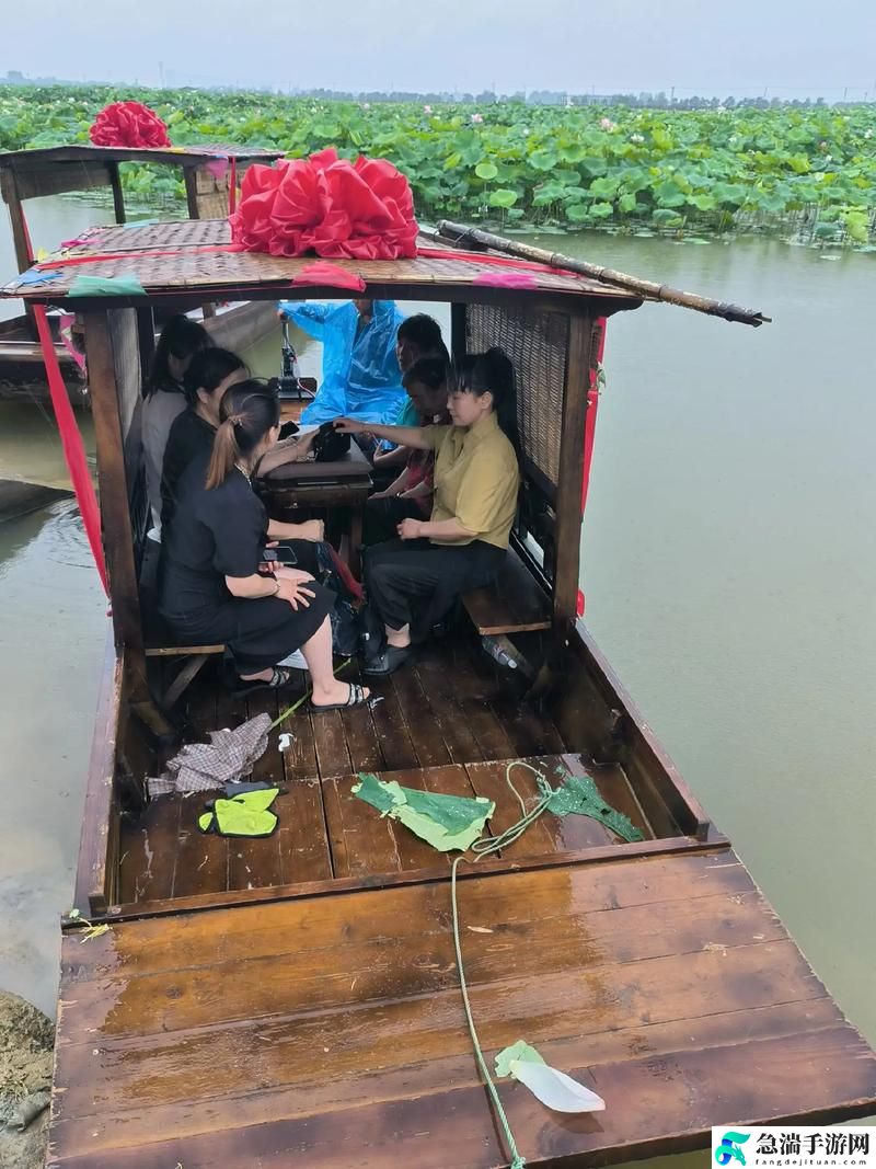 老人船上弄雨荷第13集介绍